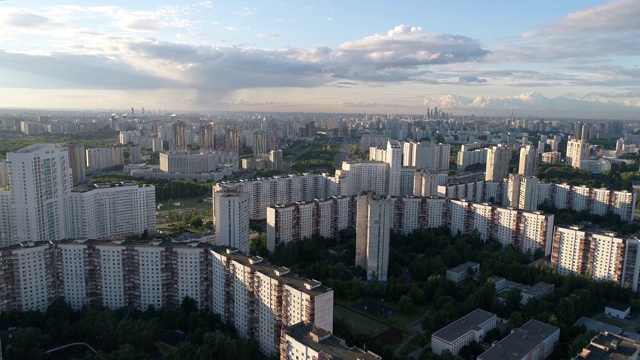 夏天从高处俯瞰这座城市视频素材