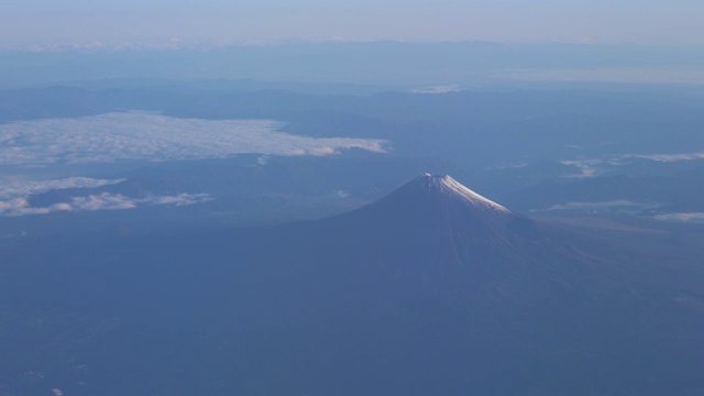 鸟瞰富士山(富士山)和蓝天。4 k UHD视频素材