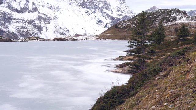 在瑞士山区的小路上徒步旅行视频素材