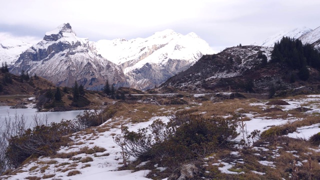 在瑞士山区的小路上徒步旅行视频素材