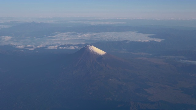 鸟瞰富士山(富士山)和蓝天。4 k UHD视频素材