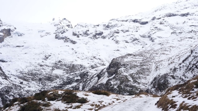 在瑞士山区的小路上徒步旅行视频素材