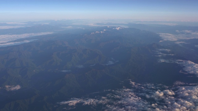 日本南阿尔卑斯山脉在晴天鸟瞰图视频素材