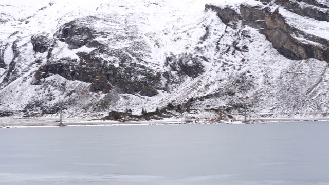 在瑞士山区的小路上徒步旅行视频素材