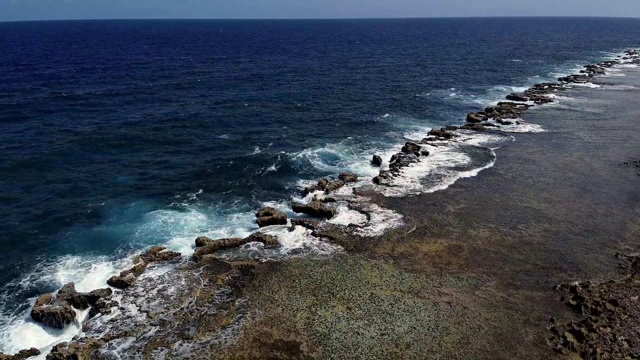 博内尔岛东海岸，这里通常波涛汹涌视频素材