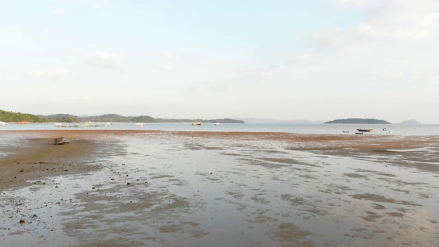 鸟瞰泰国普吉岛阿宝码头的游艇视频素材