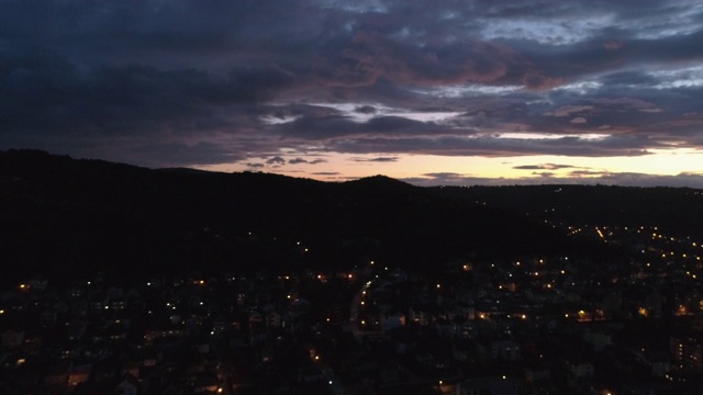 夜晚城市上空戏剧性的天空视频素材