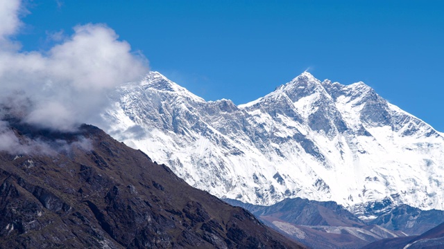 Lhotse 8516米山，是世界第四高峰，珠穆朗玛峰隐藏在左边的云里。酒店珠穆朗玛峰观景台。尼泊尔纳姆切集市附近的珠穆朗玛峰大本营路线。视频素材