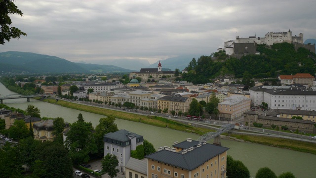 多云的天萨尔茨堡市中心城市景观河山景点全景4k奥地利视频素材