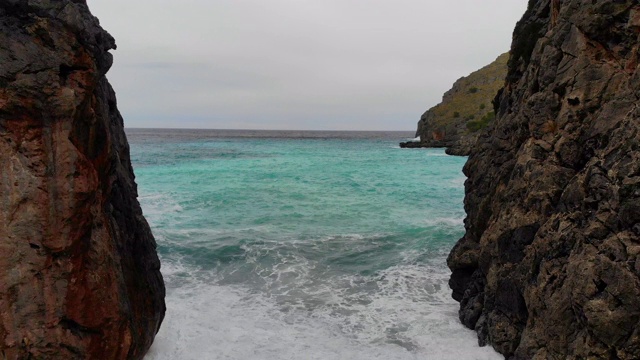 马略卡岛岩石间的美丽海滩。视频素材