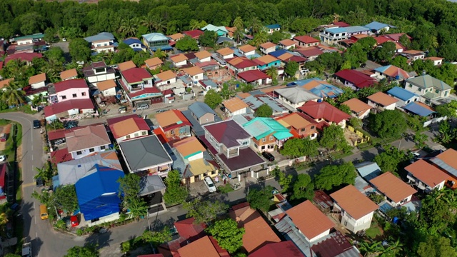 马来西亚沙巴州勐嘎达镇，早上交通拥堵，当地人的日常生活视频素材