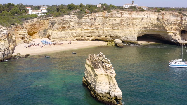 Praia Marinha在葡萄牙鸟瞰图视频素材