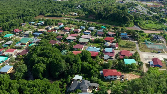 马来西亚沙巴州勐嘎达镇，早上交通拥堵，当地人的日常生活视频素材