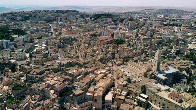 马泰拉古城(Sassi di Matera)在阳光明媚的一天，无人机拍摄视频素材