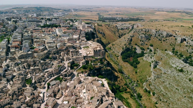 马泰拉古城(Sassi di Matera)在阳光明媚的一天，无人机拍摄视频素材