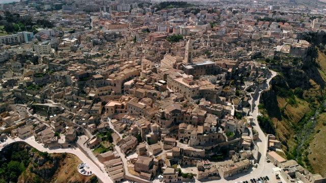 马泰拉古城(Sassi di Matera)在阳光明媚的一天，无人机拍摄视频素材