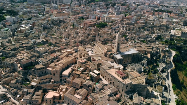 马泰拉古城(Sassi di Matera)在阳光明媚的一天，无人机拍摄视频素材