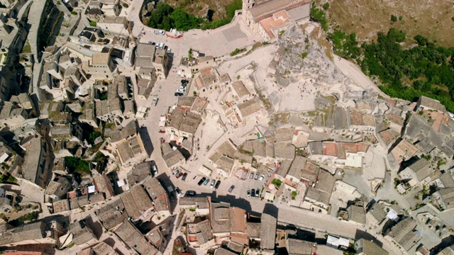 马泰拉古城(Sassi di Matera)在阳光明媚的一天，无人机拍摄视频素材