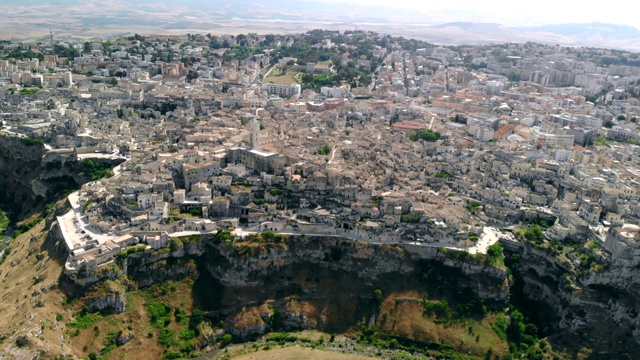 鸟瞰图马泰拉古镇(Sassi di Matera)在阳光明媚的一天，巴西利卡塔，意大利南部视频素材