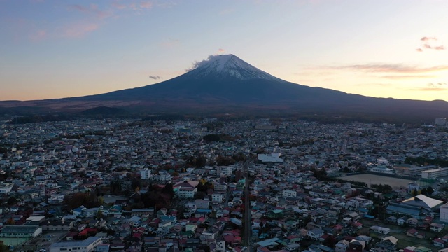 日本山梨藤吉田市富士山的4k无人机鸟瞰图视频。视频素材