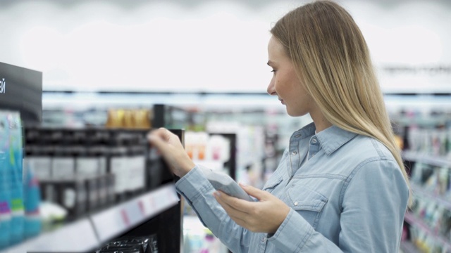 年轻女子在化妆品店里选购护肤霜视频素材