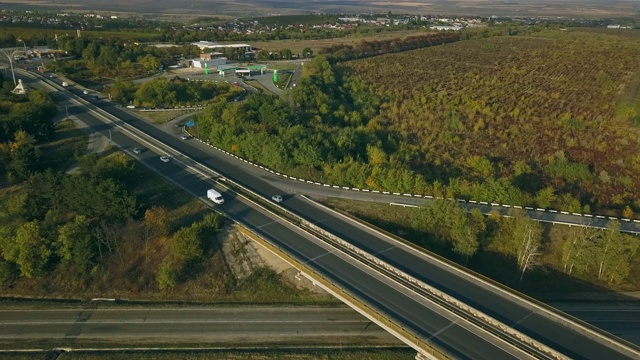 鸟瞰图飞行在令人惊叹的秋天自然和道路运行通过风景如画的乡村。路在秋景航拍。秋日的汽车驾驶道路穿过五彩缤纷的风景。视频素材