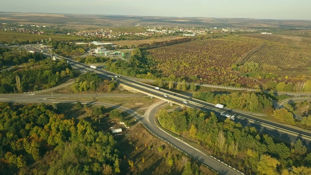 鸟瞰图飞行在令人惊叹的秋天自然和道路运行通过风景如画的乡村。路在秋景航拍。秋日的汽车驾驶道路穿过五彩缤纷的风景。视频素材