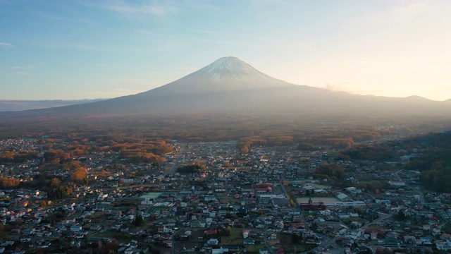 日本川口湖富士山的4k无人机鸟瞰图视频。视频素材