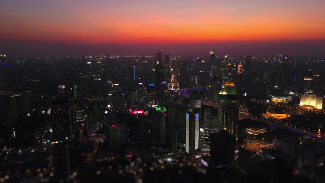 日落夜晚时间上海城市景观屋顶空中全景4k倾斜转移中国视频素材