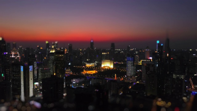 日落夜晚时间上海市中心城市景观屋顶空中全景4k倾斜转移中国视频素材