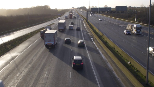 M1公路上川流不息的交通。卡车、货车和轿车在行驶中。视频素材