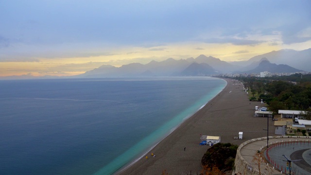 日落在安塔利亚著名的老城Konyaaltı海滩和海湾山。视频素材