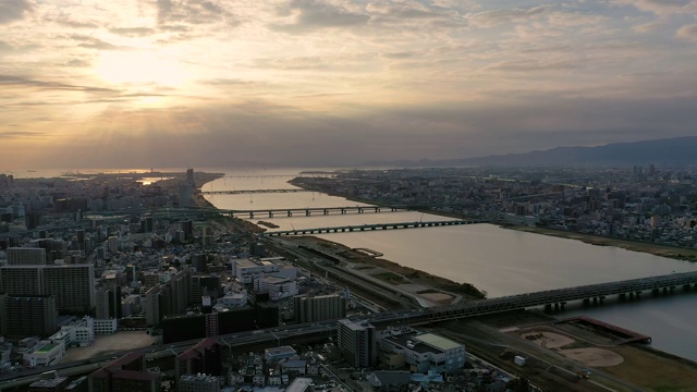 无人机鸟瞰大阪市的河流和建筑的4k视频。视频素材