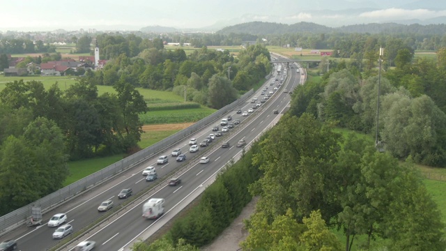 无人机:在穿越乡村的高速公路上堵车视频素材