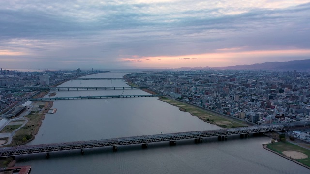 无人机鸟瞰大阪市的河流和建筑的4k视频。视频素材