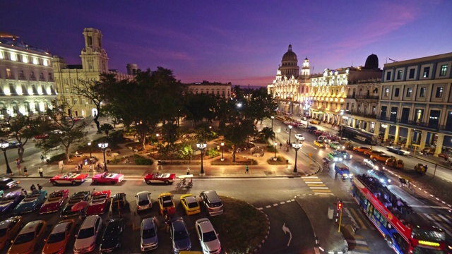 古巴哈瓦那市中心公园的夜景视频素材