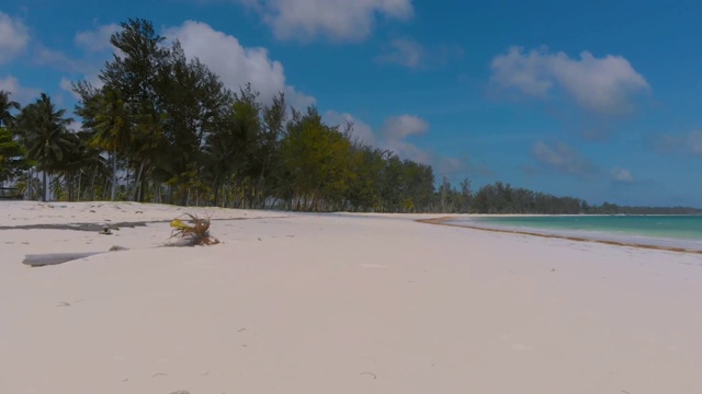 空的白色海滩在巴拉巴克，菲律宾的空中景观视频素材