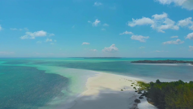 空的白色海滩在巴拉巴克，菲律宾的空中景观视频素材