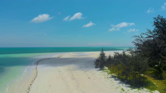 空的白色海滩在巴拉巴克，菲律宾的空中景观视频素材