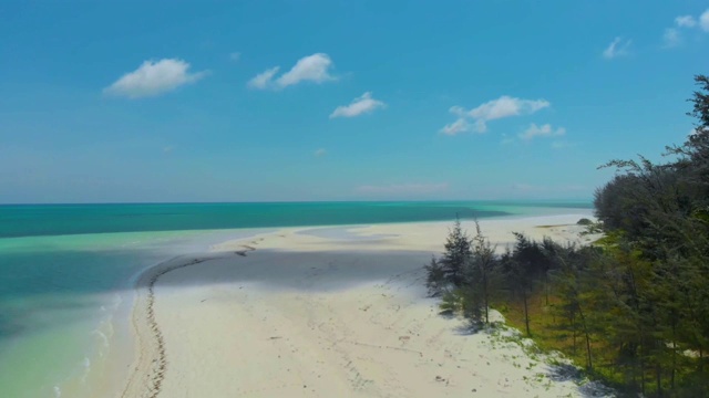 空的白色海滩在巴拉巴克，菲律宾的空中景观视频素材