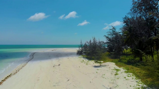 空的白色海滩在巴拉巴克，菲律宾的空中景观视频素材