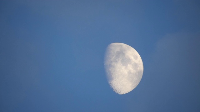 夜晚的月亮和实时的云。4k视频月亮在黑色的天空。云朵在夜晚掠过月亮。夜空阴天视频素材