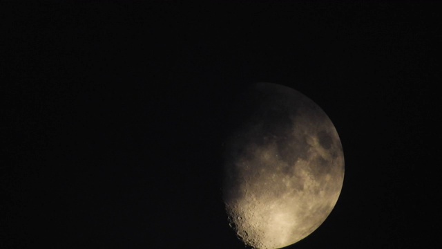 夜晚的月亮和实时的云。4k视频月亮在黑色的天空。云朵在夜晚掠过月亮。夜空阴天视频素材