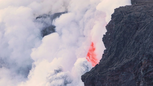 Kīlauea火山的熔岩流入海洋视频素材