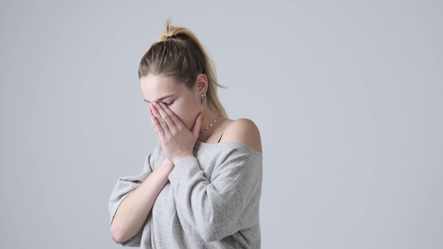 吓坏了的女人用手捂着脸视频素材