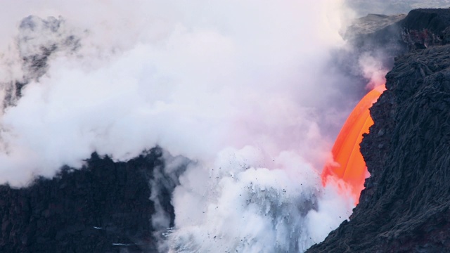 Kīlauea火山的熔岩流入海洋视频素材