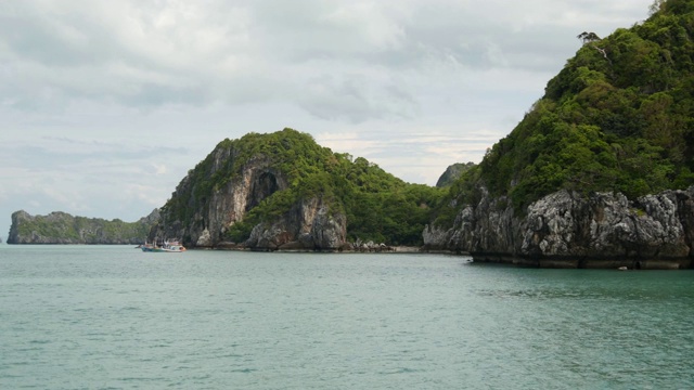 一组海岛在昂通国家海洋公园附近的苏梅岛天堂热带旅游胜地。泰国湾的群岛。田园诗般的绿松石海洋自然背景与复制空间视频素材