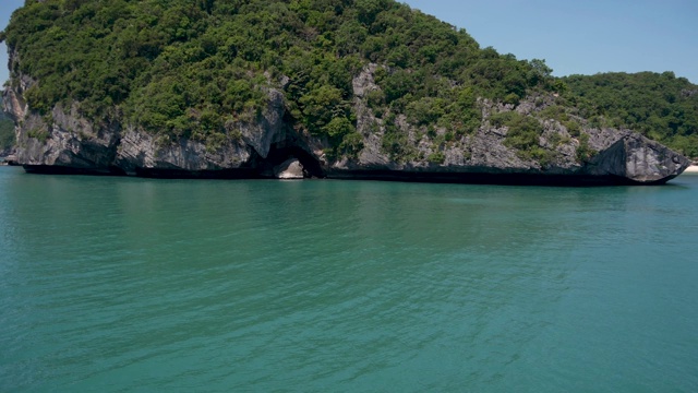 一组海岛在昂通国家海洋公园附近的苏梅岛天堂热带旅游胜地。泰国湾的群岛。田园诗般的绿松石海洋自然背景与复制空间视频素材