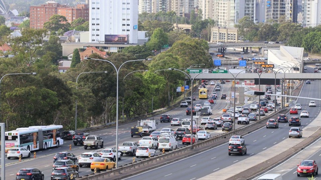 高速公路的warringah放大视频素材