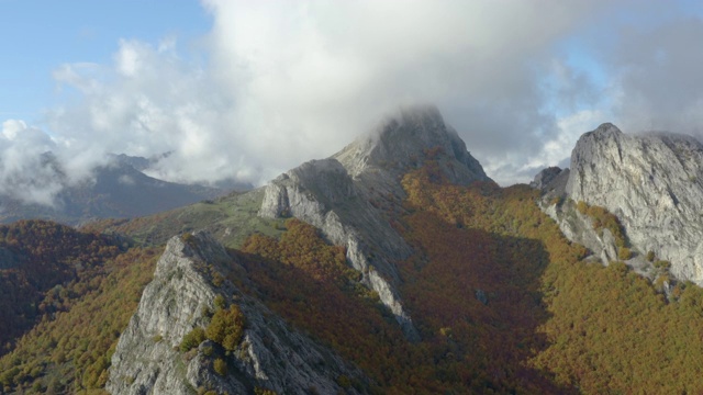 秋季山峦秀丽，有山毛榉林，鸟瞰视频素材